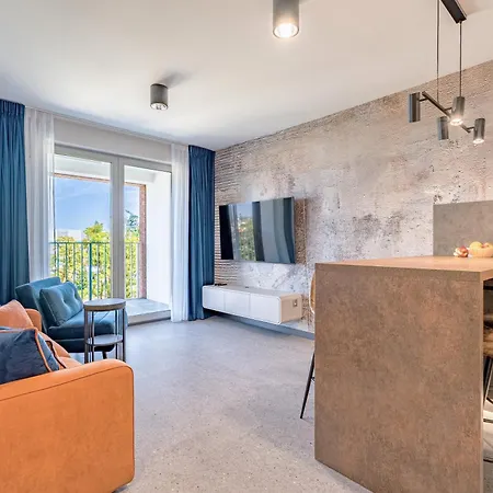 Sunny Crane Apartment