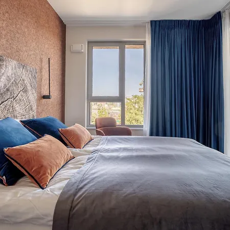 Sunny Crane Apartment